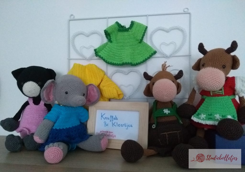 Knuffels uit Christels Knuffels 1 en 2 met verschillende kleertjes uit beide boekjes.