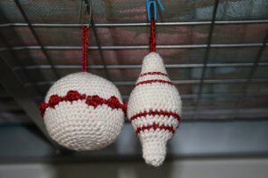 Kersthaaksels: rood wit kerstballen