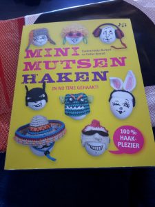 Boekje mini mutsen haken. Hoedjes voor paaseieren