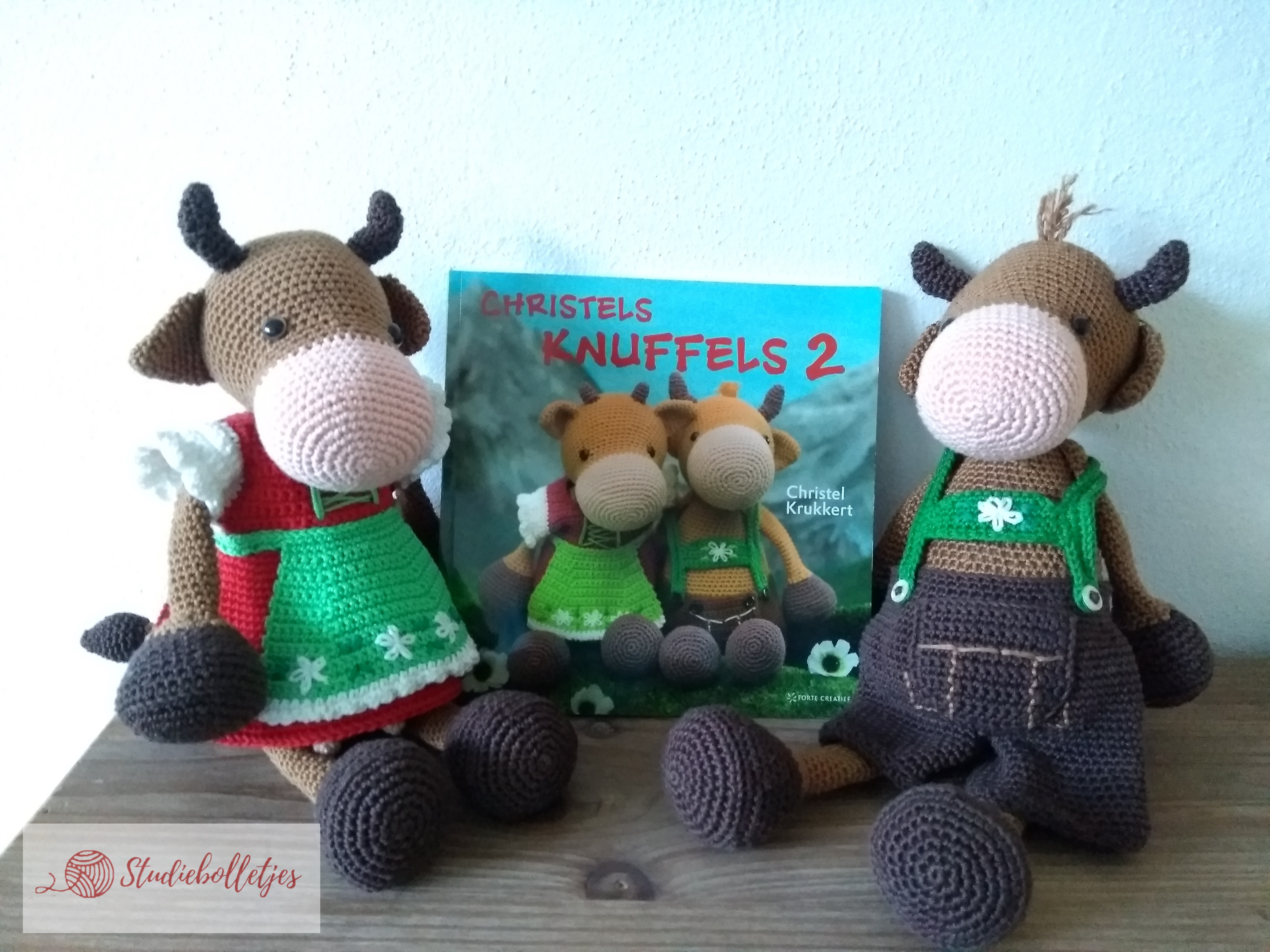 Christels Knuffels 2, Boek met gehaakte koeien in klederdracht. Watermerk Studiebolletjes